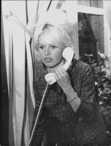 Brigitte Bardot at home in her Paris apartment, 1962. Brigitte Bardot Hair, Bardot Bangs, Bardot Hair, Bridgette Bardot, Bridget Bardot, Bardot Style, Marlene Dietrich, French Actress, Brigitte Bardot