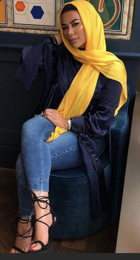 #fashion #hijabfashion #muslimfashion Yellow Hijab, Habiba Da Silva, V Card, Muslimah Style, Modern Hijab Fashion, Stylish Hijab, How To Wear Leggings, Head Scarf Styles, Muslim Women Hijab