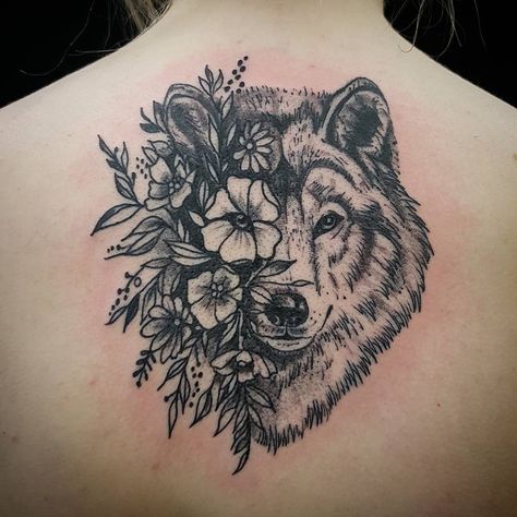 I would love something like this but a different animal for each of my girls. Monkey with roses, giraffe with lilies, and a panda with asters. Wolf Tattoos For Women, Lady Tattoo, Tattoo Wolf, Monkey Tattoos, Petit Tattoo, Wolf Tattoo Design, Elephant Tattoos, Wolf Tattoos, Wolf Tattoo