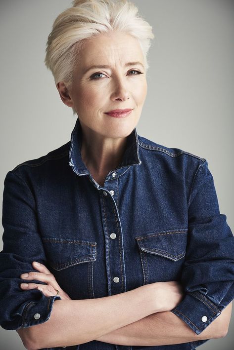 Eyebrow Makeup Tips, Short Grey Hair, Emma Thompson, Ageless Beauty, British Actresses, Aging Gracefully, Look Younger, Grey Hair, White Hair