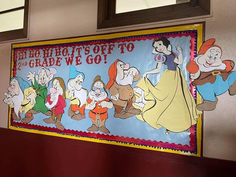 Bulletin board Snow White Crafts, Disney Bulletin Boards, Ladybug Room, Disney Themed Classroom, Class Bulletin Boards, Daycare Themes, Preschool Boards, Teacher Bulletin Boards, Disney Classroom