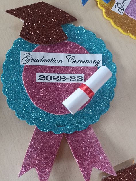 Result Card Decoration Ideas For School, Result Day Board Decoration Ideas, Badge Design Ideas Diy, Graduation Ceremony Decorations, Farewell Party Decorations, Bottle Art Projects, Diy Wall Hanging Crafts, Diy Crafts For School, Graduation Cards Handmade