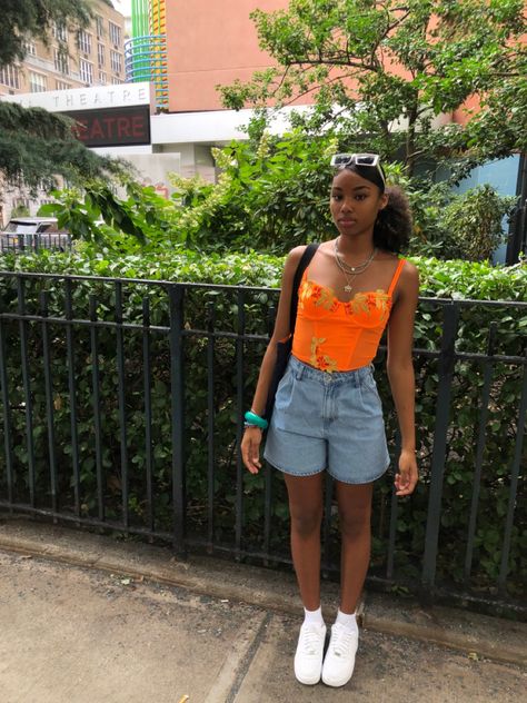 Summer Orange Outfit, Orange Shirt Outfit Black Woman, Summer Outfits Orange, Orange Outfit Ideas Summer, Orange Top Outfit Summer, Cute Orange Outfit, Colored Shorts Outfits, Orange Outfit Ideas, Orange Shorts Outfit