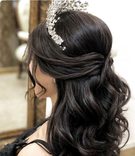 Quinceanera Hairstyles All Down, Dama Hairstyles, Debut Hairstyles, Sweet 16 Hairstyles, Purple Quince, Hairstyles For Gowns, Quince Hairstyles With Crown, Quinceanera Hairstyles, Hairstyles Bun