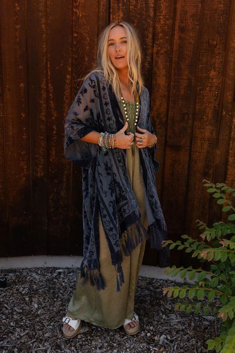 Crushin' On You Velvet Kimono - Navy Blue | Three Bird Nest Witchy Kimono, Kimono With Dress Outfit, Velvet Kimono Outfit, Boho Kimono Outfit, Boho Chic Outfits Winter, Duster Outfit, Black Plain Dress, Kimono Outfits, Chicago Summer