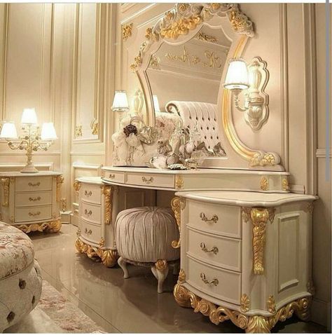 Dream Rooms Luxury Bedrooms Classy, Rich Vanity, Bedroom Dressing Table Decor, Royal Vanity, Victorian Rooms, Fancy Bedroom, Luxury Bedroom Decor, Bedroom Interior Design Luxury, Luxury Bedroom Design