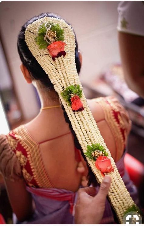 Moggina Jade, Indian Hairstyles For Saree, Hairstyles For Saree, Wedding Flowers Hair, Bridal Hair Decorations, Poola Jada, Indian Wedding Flowers, Bridal Hair Styles, Flower Garland Wedding