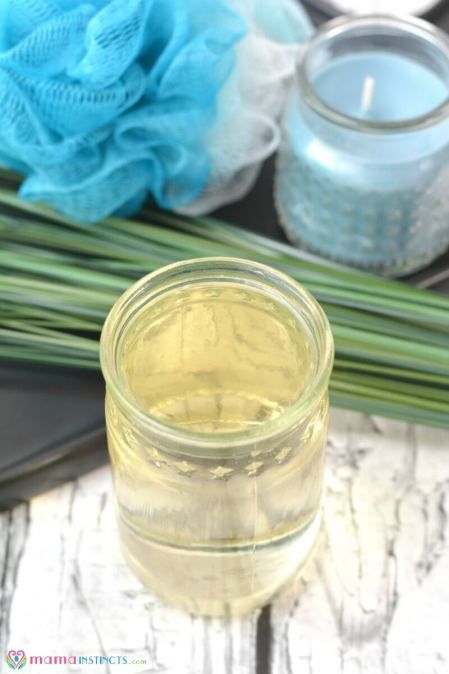 Boost your hair's health by making this vinegar hair rinse with key essential oils that will repair, nourish, thicken and boost your hair's growth. This simple DIY recipe only takes a few minutes to make and it's made with organic ingredients. #DIYnatural #DIYrecipe #hairrinse #haircare #DIYhaircare #MamaInstinctsBlog Apple Cider Vinegar Warts, Apple Cider Vinegar Hair, Apple Cider Vinegar Hair Rinse, Vinegar Hair Rinse, Apple Cider Vinegar For Hair, Diy Essentials, Organic Hair Care, Home Remedies For Hair, Diy Recipe