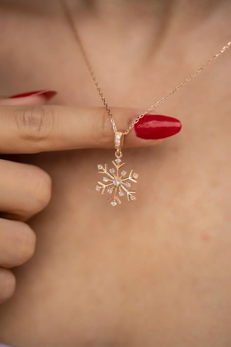 Gold Snowflake Necklace, Snow Lake, Inexpensive Jewelry, Fancy Jewelry Necklace, Pretty Jewelry Necklaces, Snowflake Necklace, Gold Snowflake, Gold Pendant Jewelry, Jewelry Accessories Ideas