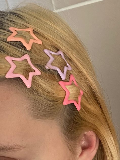 Hairstyles With Star Clips, Star Clips Hair, Arm Cover Up Tattoos, Hair Clips Aesthetic, Star Hair Clips, Hair Styels, Y2k Hair, Pink Hair Clips, Hair Inspiration Long