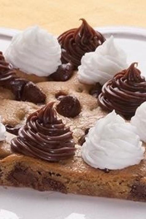 Copy Cat Great American Cookie Cake Recipe, Copycat Great American Cookie Cake, Great American Chocolate Chip Cookie Recipe, American Cookie Company Recipe Copycat, Great American Cookie Icing Recipe, Great American Cookie Cake Recipe, Great American Cookie Recipe, American Cookies Recipe, Cookie Cake Icing