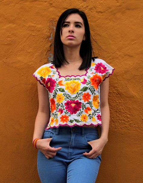 Yucachulas, más que huipiles… – México a colores Outfit Mexicanos, Guatemala Clothes, Mexican Clothing Style, Outfit Mexicano, Diy Embroidery Shirt, Folklore Fashion, Crochet Dress Pattern Free, Blouse Tops Designs, Mexican Textiles