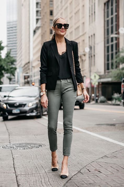 A Stylish Way to Wear Olive Skinny Jeans Olive Jeans Outfit, Green Jeans Outfit, Olive Green Pants Outfit, Black Blazer Style, Comfy Jeans Outfit, Green Pants Outfit, How To Wear Blazers, Black Blazer Outfit, Olive Green Jeans