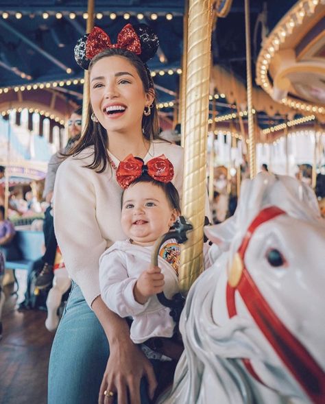 Disney Picture Ideas Instagram, Magic Kingdom Orlando, Disney Family Outfits, Disney Poses, Disney Picture Ideas, Disneyland Photography, Toddler Pictures, Disneyland Photos, Disney Photo Ideas