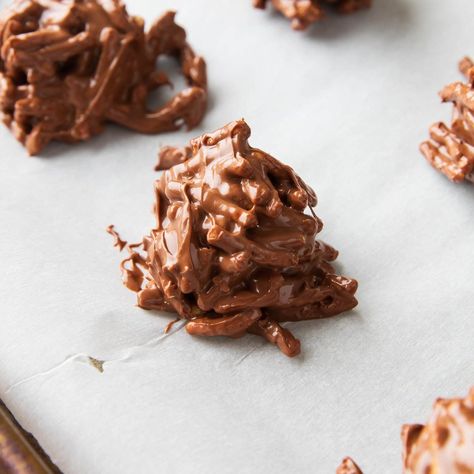 Haystacks Recipe Chocolate, How To Make Haystacks, Chow Mein Haystacks, Hay Stacks Recipe Haystack Cookies, Hay Stack Cookies, Haystacks Recipe Butterscotch, Cookies With Chow Mein Noodles, Haystack Cookies No Bake, Coconut Haystacks Recipe