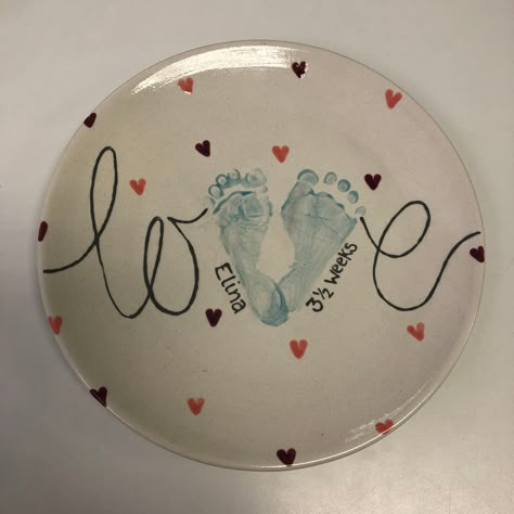 Baby Craft Gifts Grandparents, Baby Handprint Pottery Ideas, Footprint Pottery Ideas, Baby Footprint Pottery, Baby Plate Painting Ideas, Baby Pottery Painting Ideas, Footprint Pottery, Baby Easter Crafts, Homemade Gift For Grandma