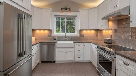 25 U-Shaped Kitchen Ideas That Will Look Good In Every Home - House Digest Kitchen Layout U Shaped, Small U Shaped Kitchen, Small Kitchen Ideas Layout, Small Kitchen Set, Alder Kitchen Cabinets, Kitchen Triangle, Maximizing Small Spaces, Home Remodeling Contractors, Black Kitchen Island