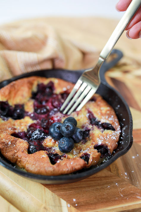 For a delightful breakfast that’s both easy and impressive, whip out your cast iron skillet and create a blueberry Dutch baby pancake! Also known as a David Eyre pancake, this fluffy, puffed delight is perfect when topped with powdered sugar, jam, or whipped cream. It’s a fantastic way to enjoy a special morning treat with minimal effort! Blueberry Dutch Baby Pancake, Blueberry Dutch Baby, Air Fryer Blueberry, Dutch Baby Pancakes, Homemade Pancake Mix, Freeze Pancakes, Baby Pancakes, Best Pancake Recipe, Pancake Bites