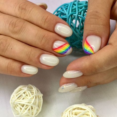 Pride Nails Classy, Pride Nails Designs Simple Short, Simple Pride Nail Art, Short Pride Nail, White And Rainbow Nails, Rainbow Accent Nails, Pride Dip Nails, Rainbow Dip Nails, Nails Arcoiris