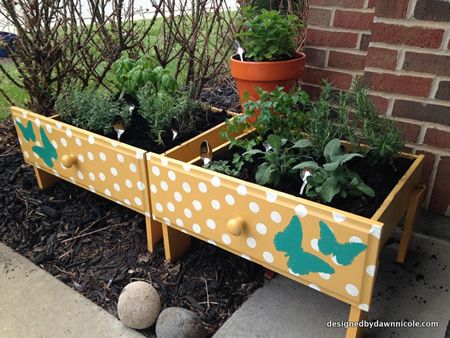 DIY Old Drawer Raised Herb Garden Beds Raised Bed Herb Garden, Making Raised Garden Beds, Raised Herb Garden, Drawers Diy, Vegetable Garden Beds, Raised Garden Bed Plans, Beds Diy, Raised Vegetable Gardens, Jardim Diy