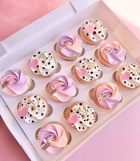 Deserts Photography, Leopard Print Cupcakes, Girly Cupcakes, Cupcakes Design, Elegant Cupcakes, Cupcake Day, Wales Wedding, Angry Wolf, Pastel Cupcakes