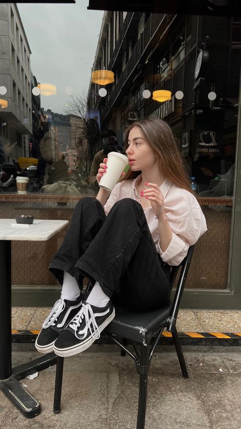 Vans With Socks Outfit, Old School Vans Outfit, Vans With Socks, Morning Starbucks, Vans Oldschool, Old School Outfits, Vans Old School, Old School Vans, Vans Outfit