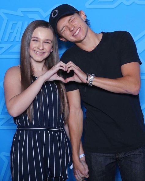 Tom with fans at @FanXSaltLake Comic Con . : @belle.balak  @aamandamaee @chelsdawnf @stealthspideys @corgiature @symbolofthes  @alex.kaydu....tomshollander_spidey is sharing instagram posts and you can  see pictures video posts and on this media post page. Meet And Greet Poses, Peter Parker Spiderman, Tom Holland Spiderman, Tommy Boy, Men's Toms, Celebrity Portraits, Photo Op, Peter Parker, Tom Holland