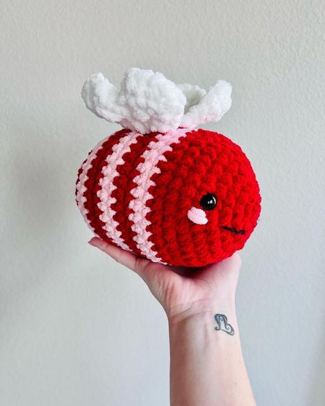 Lovebug Crochet Pattern, Love Bug Crochet Pattern Free, Love Bug Crochet Pattern, Crochet Love Bug, Valentines Goodies, Crochet Valentines, Bee Valentine, Nifty Crafts, Crochet Market