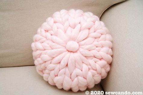 Hand Knit Round Pillow, Hand Crochet Pillow Chunky, Finger Crochet Pillow, Hand Knit Pillow Diy, Finger Knit Pillow, How To Hand Knit A Pillow, Hand Knit Chunky Pillow, Chunky Knit Pillow Diy, Hand Knit Projects