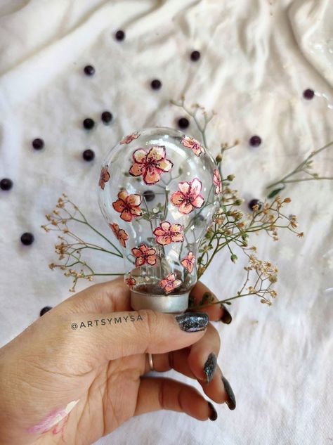 Bulb Painting Ideas Aesthetic, Diy Astetic, Bulb Painting Ideas, Cute Aesthetic Crafts, Aestethic Diy, Painting Aesthetic Easy, Bulb Painting, Looks Aesthetic, Painting Ideas Aesthetic