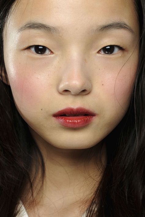 xiao-wen-ju  Love the makeup! Makeup Runway, Wide Set Eyes, Red Blush, Asian Eyes, Asian Makeup, Red Lipstick, 인물 사진, Makeup Trends, Microblading