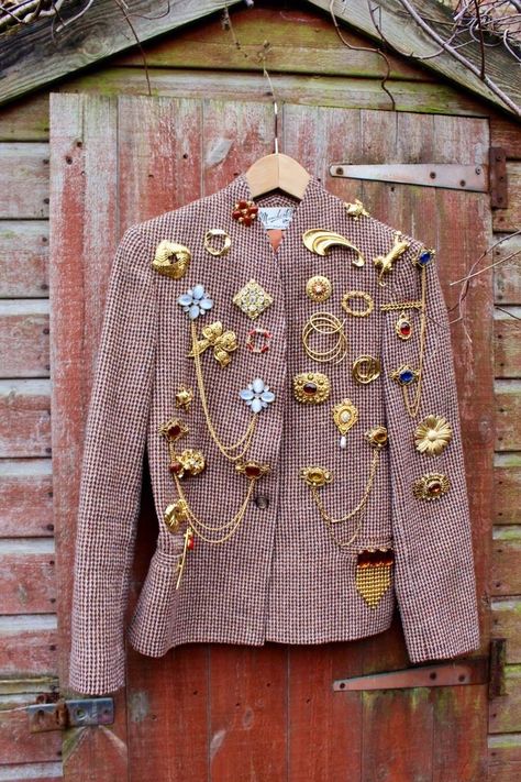 Brooch On Jacket, Brooch On Sweater, Wearing Brooches Ideas, Blazer With Brooch, Blazer With Pins, How To Style Brooches, Broach Outfits, How To Wear A Brooch, Brooch Upcycle