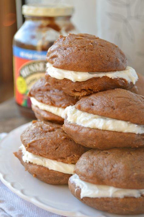 Apple Butter Whoopie Pies Like and Repin.  Noelito Flow instagram http://www.instagram.com/noelitoflow Whoopee Pie, Whoopie Pie Recipe, Pumpkin Whoopie Pies, Cookie Sandwich, Whoopie Pie, Mince Pie, Spice Cake Mix, Whoopie Pies, Spice Cake