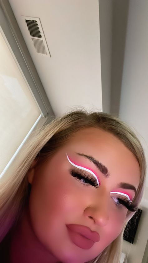 Pink Makeup Looks With White Eyeliner, White And Pink Eyeliner, Pink Liner Eye Makeup, White Liner Makeup Looks, White Liner Makeup, Pink Eyeliner Looks, Pink And White Graphic Liner, Pink Graphic Liner, Pink Graphic Liner Makeup