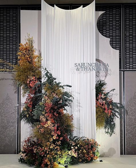 Intimate Wedding Backdrop, European Garden Wedding, Stage Backdrop Design, Weddings Decorations Elegant Romantic, Elegant Wedding Themes, Singapore Wedding, Wedding Reception Lighting, Diy Wedding Backdrop, Dream Wedding Decorations