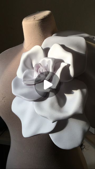 Hand Made Flowers For Dresses, How To Make Fabric Roses, Cloth Flowers Diy Fabric Roses, Cloth Flowers How To Make, Diy Flower Fabric, Fabric Flowers Handmade, Couture Flowers, Diy Fabric Flowers, Flower Brooch Handmade