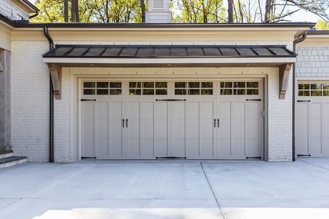 Garage Door Ideas, Garage Door Sizes, Double Garage Door, Door Overhang, Single Garage Door, White Garage, Garage Pergola, Garage Door Types, Best Garage Doors