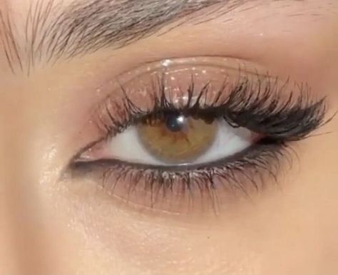 Which Spring Am I, Minimal Glitter Eye Makeup, Light Sparkly Makeup, Hoco Makeup Ideas Natural, Outfit Nouvel An, Baddie Face Claims, Eyeliner Looks Simple, 2024 Beauty Trends, Prom Makeup Easy