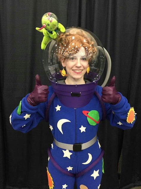 Magic School Bus Costume Science Teacher Costume Ideas, Artsy Costumes, Magic School Bus Costume, Mrs Frizzle Costume, Ginger Cosplay, Ms Frizzle Costume, Frizzle Costume, Mrs Frizzle, Manga Costume