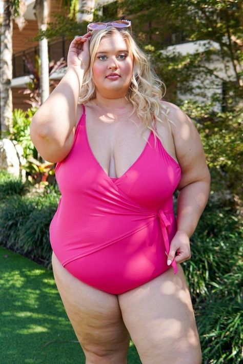 Photoshoot Plus Size, Knit Swimsuit, Plus Size Bathing Suits, Knitted Swimsuit, Girls Swimwear, Curvy Fashionista, Fitness Photoshoot, Plus Size Workout, Jumpsuit Chic