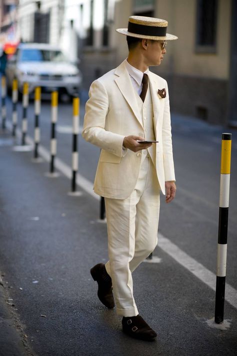 Pitti Uomo SS18 street style | British GQ Proper Clothing, Pitti Uomo Street Style, 1920s Mens Fashion, London Fashion Week Mens, Dapper Gentleman, Linen Summer, Wedding Hat, Estilo Preppy, Stylish Mens Outfits