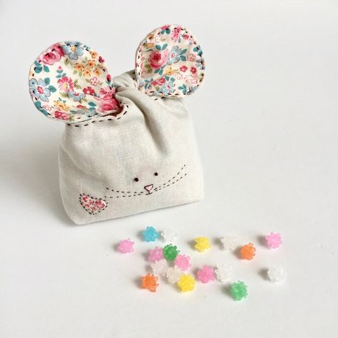 Miss Mousy Bag - Etsy Australien Mouse Bag Pattern, Hand Sewn Gift Ideas, What To Make With Fabric, Cloth Gift Bags, Floppy Eared Bunny, Easter Treat Bags, Fabric Gift Bag, Tiny Bag, Bunny Bags