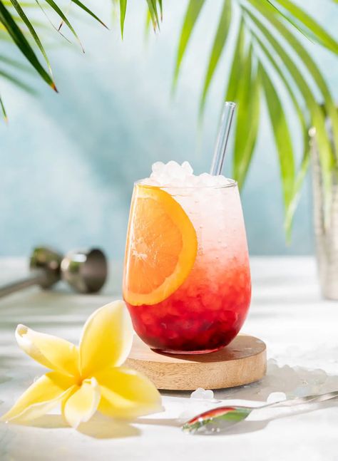 Tropical Hibiscus Spritz Cocktail - Pineapple and Coconut Hibiscus Recipe, Beverage Photography Ideas, Hibiscus Cocktail, Cocktail Original, Cocktail Gin, Spritz Cocktail, Pineapple And Coconut, Tropical Food, Cocktail Photography