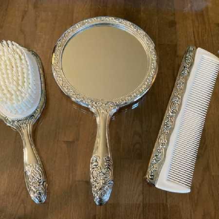 Vintage Wishlist, Thrift Wishlist, Brush And Comb, Mirror Palais, Thrift Inspo, Shell Mirror, Urban Farmhouse, Vintage Brush, Vanity Accessories