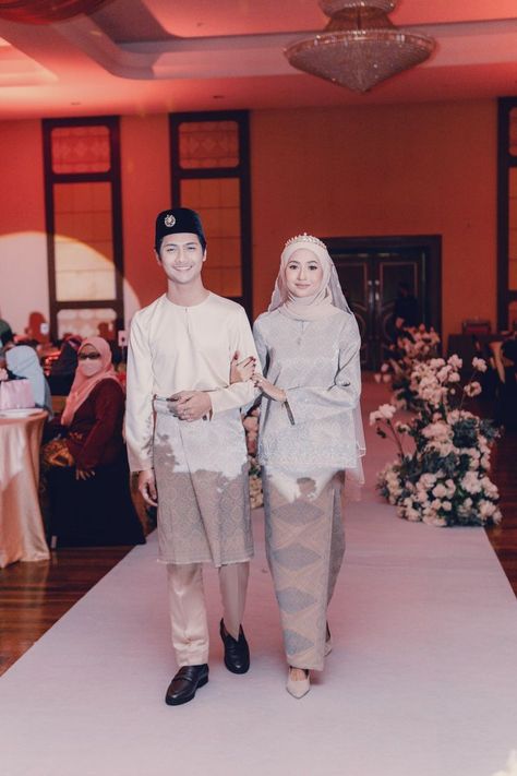 Malay Wedding Dress Songket, Wedding Dress Songket, Tunang Outfit, Songket Wedding Dress, Wedding Dress Muslimah, Songket Dress, Songket Wedding, Adat Melayu, Prewedding Poses