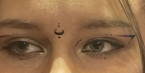 Face Symbol Makeup, Dot Eyeliner Make Up, Boho Eyeliner, Henna Eyeliner, Eyeliner With Dots, Forehead Markings, Dotted Eyeliner, Hippie Eyeliner, Dots On Face