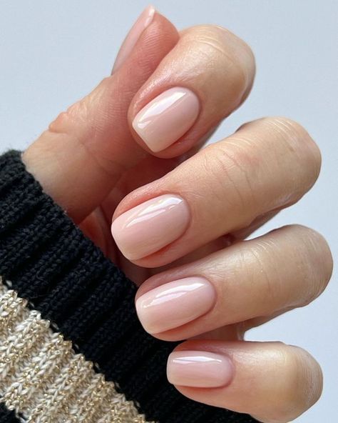 Unghie nude 2023 🤍 le tendenze più eleganti e raffinate Short Biab Nails Neutral, Short Milky Nails, Gel Nails Neutral, Milky Nude Nails, Short Nude Nails, Sparkly Nail Designs, Neutral Nail, Milky Nails, Fantasy Nails