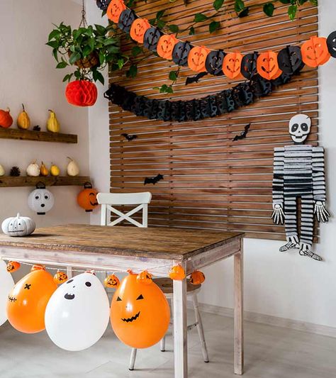 11 Indoor Halloween Decoration Ideas Kardashian Halloween, Scary Movie Night, Dekorasi Halloween, Table Halloween, Pumpkin Table Runner, Image Halloween, Decoration Restaurant, Halloween Table Runners, Dining Table Runners