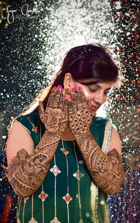 Bride mendhi Mehedi Poses Bride, Mehndi Girls Poss, Mehndi Poses For Bride Video, Mehandhi Poses, Mehndi Bride Poses, Bride Mehndi Poses, Mehndi Closeup, Mehandi Photography Brides, Mehandi Stills