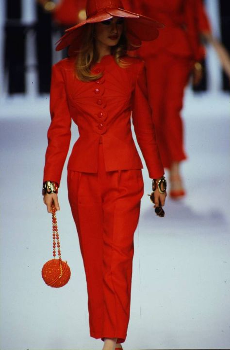 Supermodel Outfits, 90s 2000s Fashion, Karen Mulder, Runway Fashion Couture, Elegant Outfit Classy, High Fashion Editorial, Valentino Couture, Baby Couture, Power Dressing